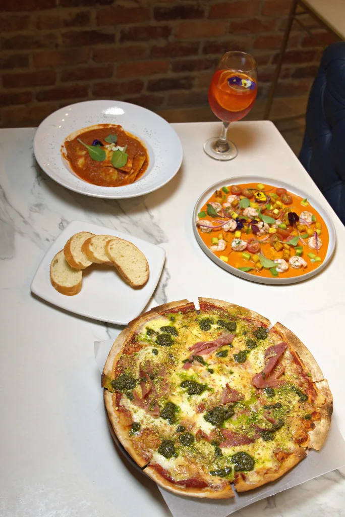 Pizza pesto e prosciutto, ceviche de camarón y ravioli en Limoncello Sede Buque, Villavicencio