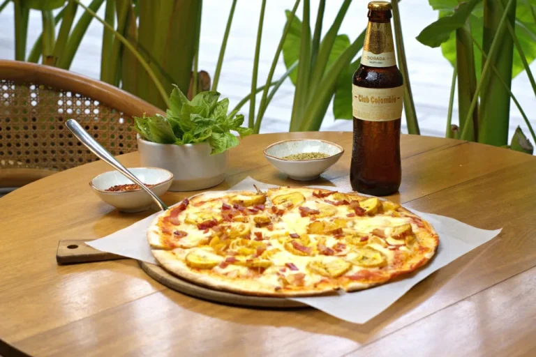 Pizza con plátano maduro