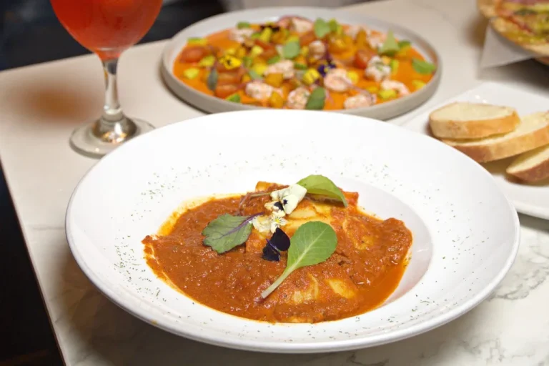 Plato de pasta y cóctel