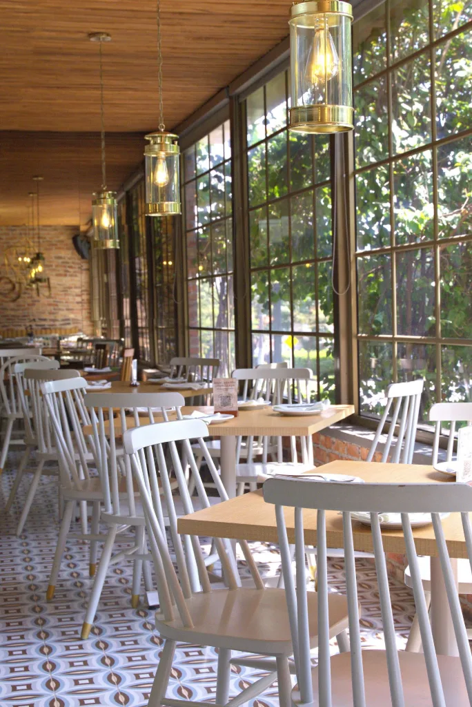 Salón con ventanales de Limoncello Sede Buque, barrio El Trapiche, Villavicencio