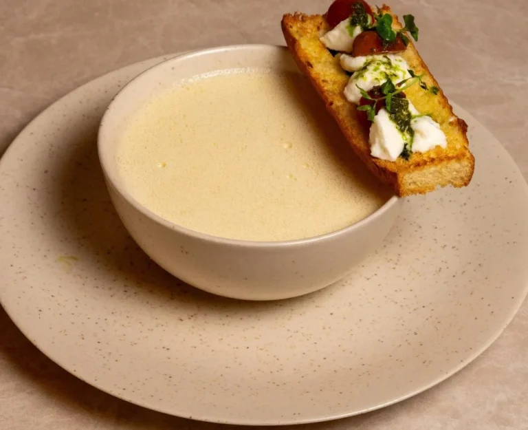 Crema de la casa con tostada de mozzarella y tomate en Limoncello Villavicencio
