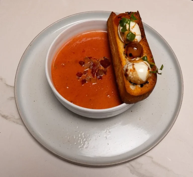 Crema de tomate con tostada de mozzarella en Limoncello Villavicencio