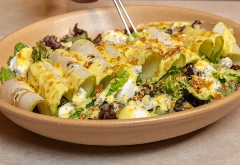 Ensalada de la huerta con pera y queso azul en Limoncello Villavicencio