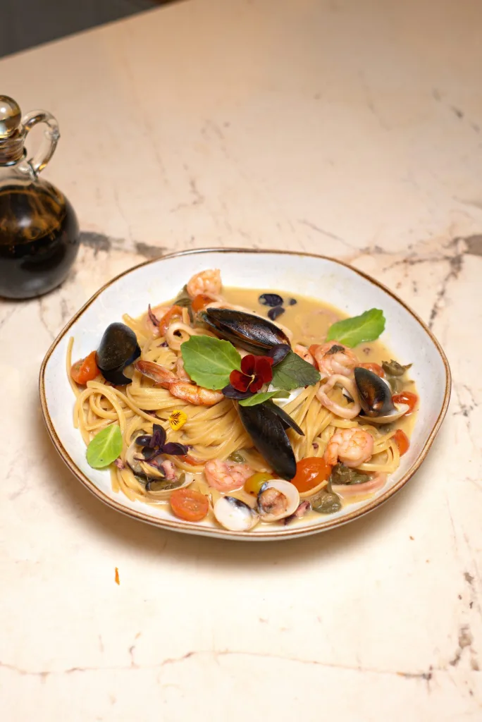 Pasta frutos del mar con mejillones y camarones en Limoncello Villavicencio