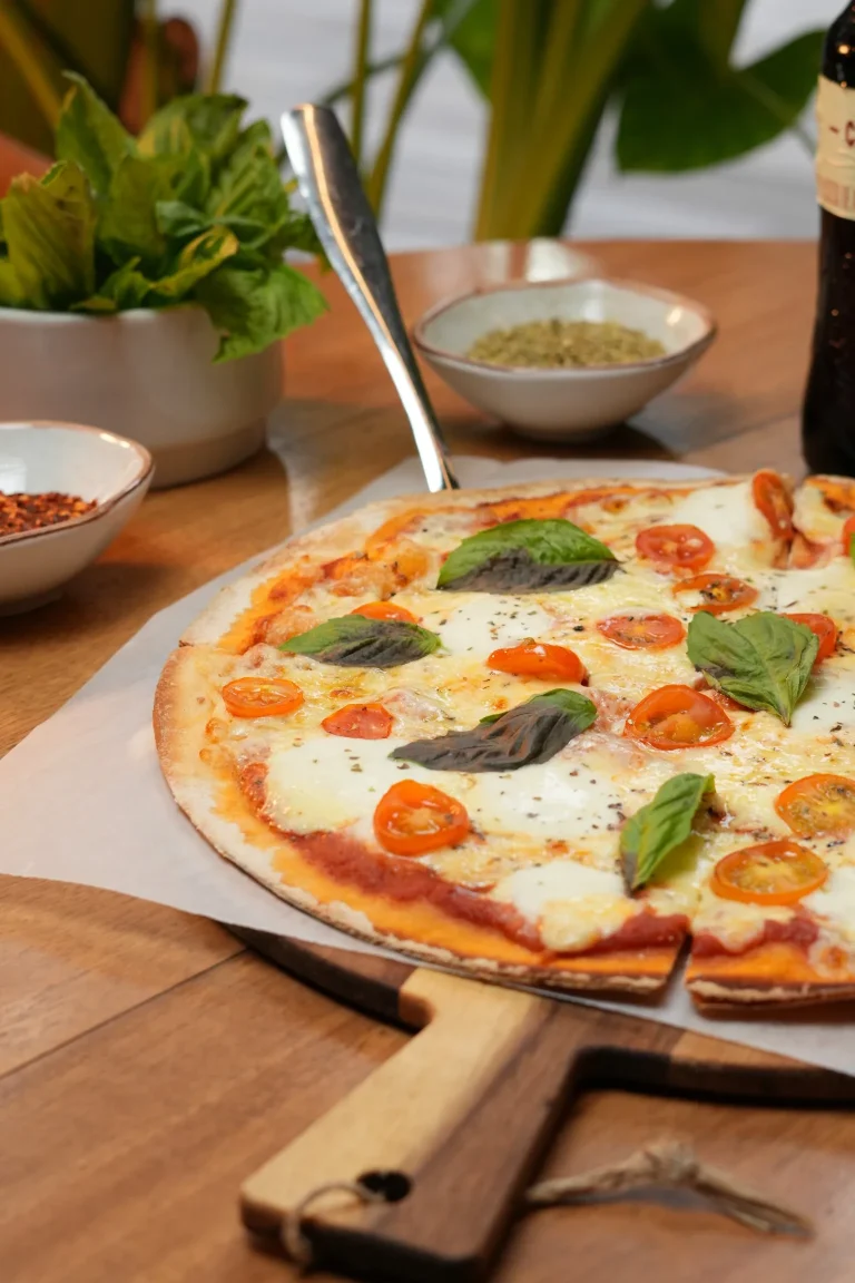 Pizza Margarita con tomate cherry, mozzarella y albahaca fresca