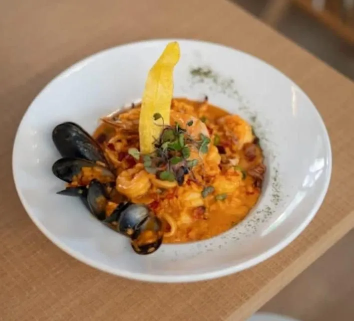 Plato de mariscos con mejillones y camarones en Limoncello Villavicencio