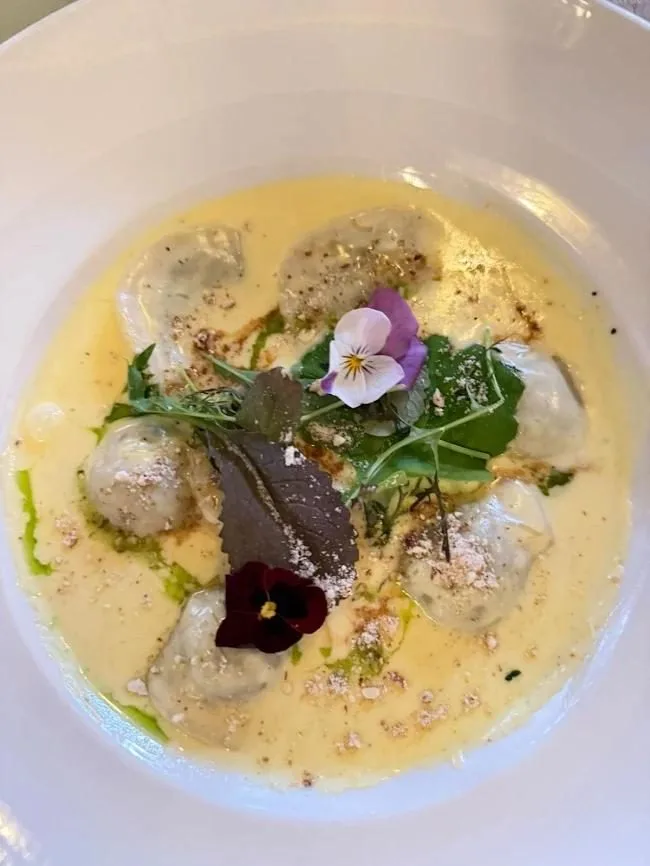 Ravioli en salsa blanca en Limoncello, restaurante italiano en Villavicencio