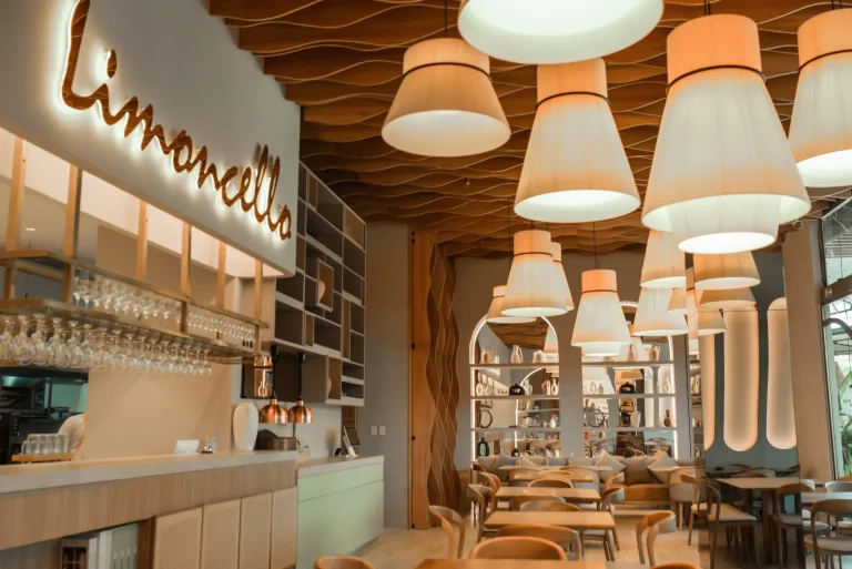 Barra y salón de Limoncello Sede Viva con lámparas de tela, Centro Comercial Viva Villavicencio