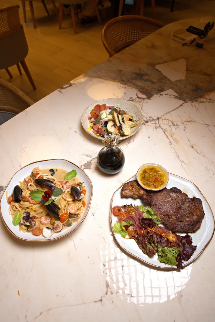 Pasta frutos del mar, rib eye Angus y burrata en Limoncello Sede Viva, Villavicencio