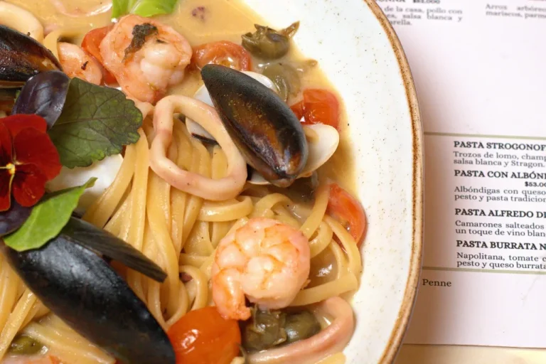 Pasta con mariscos junto a la carta