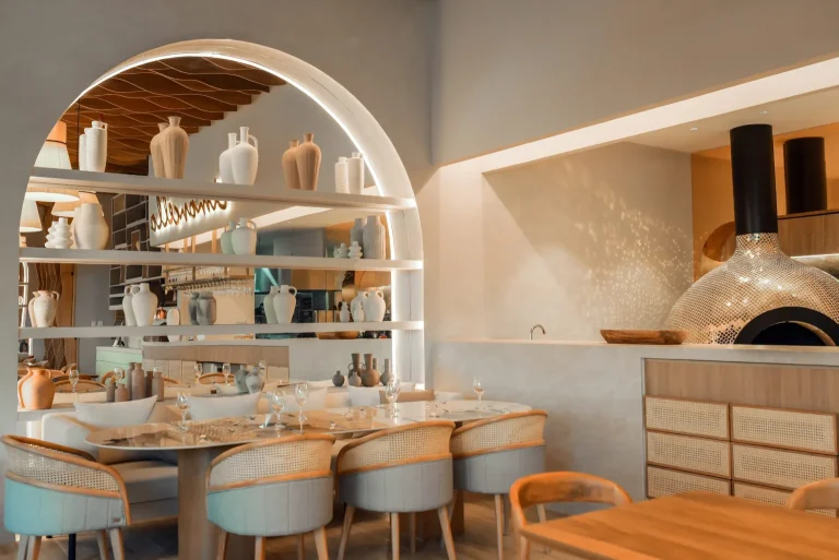 Salón de Limoncello Sede Viva con arco de cerámicas y horno de pizza en mosaico, Villavicencio